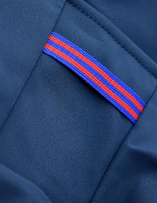 A Barcelona kék softshell kabátja