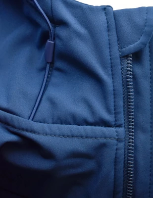 A Barcelona kék softshell kabátja