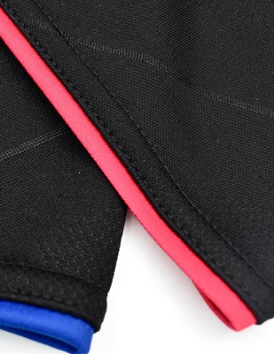 A Barça fergeteges, fekete edzőmeze