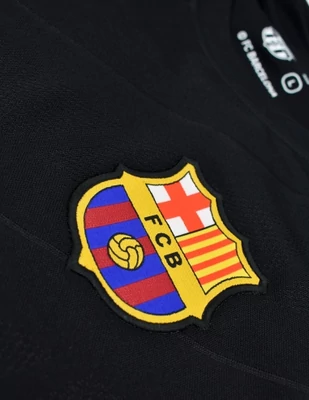 A Barça fergeteges, fekete edzőmeze