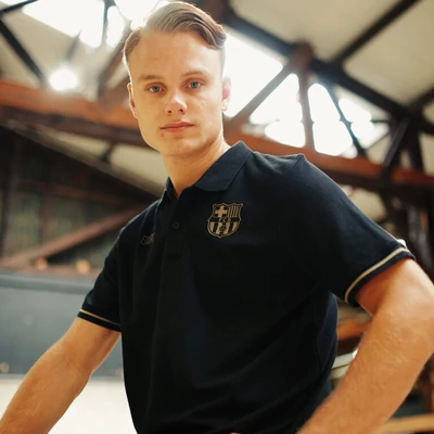 A Barcelona elegáns fekete - arany pólója