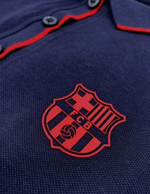 A Barcelona elegáns, női galléros pólója