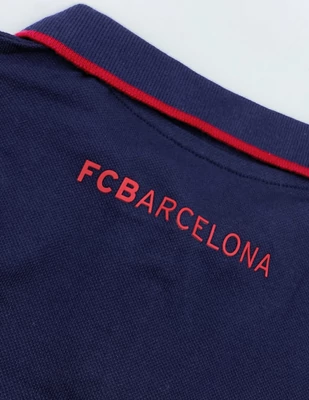 A Barcelona elegáns, női galléros pólója