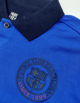 A Camp Nou királykék galléros pólója