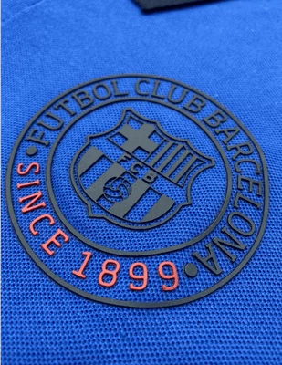 A Camp Nou királykék galléros pólója