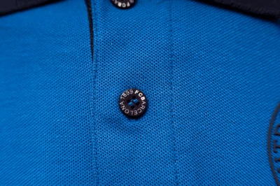 A Camp Nou királykék galléros pólója