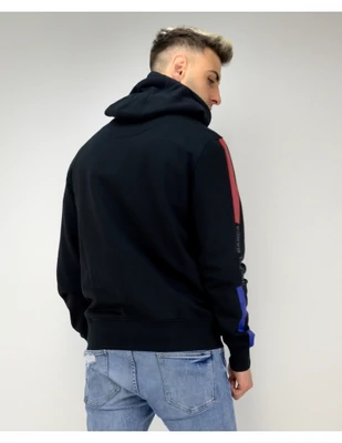 A Barcelona 2024-25-ös fekete kapucnis pulóvere