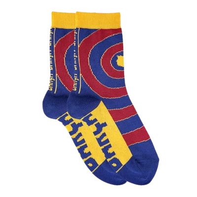 A Barcelona gyerek gránátvörös-kék zoknija