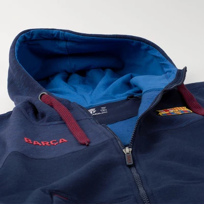A tengerkék kapucnis Barça pulóver