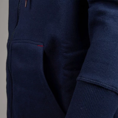 A tengerkék kapucnis Barça pulóver