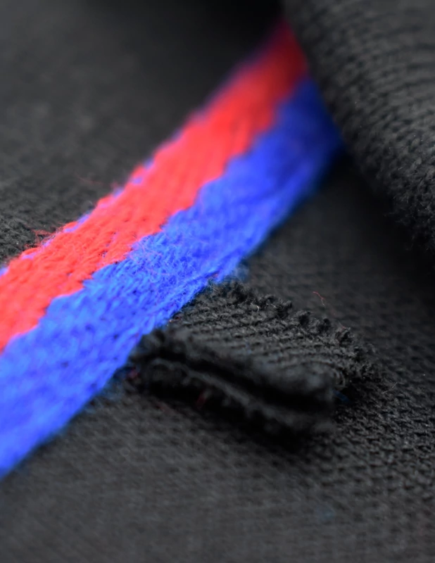 A  Barcelona 25/26-os fekete galléros gyerek póló - 10 éves