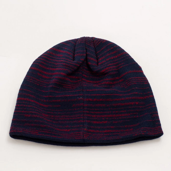 A Barcelona csíkos téli sapkája