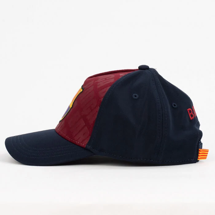 A Barça gránátvörös-kék gyerek sapkája