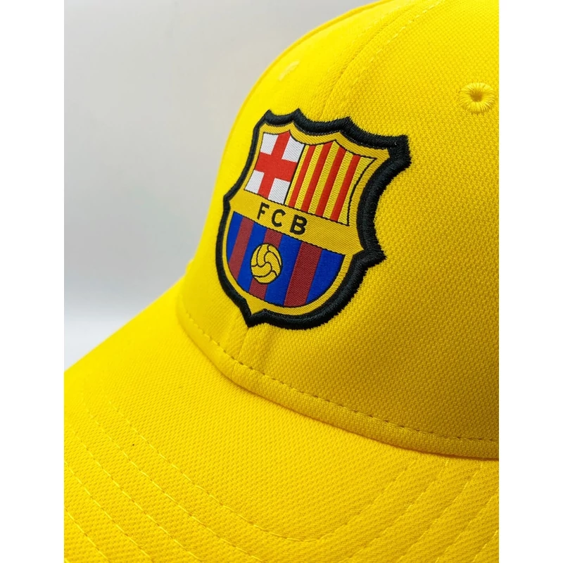 A Barcelona aranysárga gyerek baseball sapkája